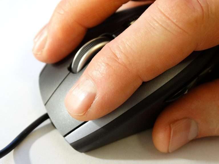 Silent ergonomic mouse comparison chart showing click noise in dB, battery life, and ergonomic design