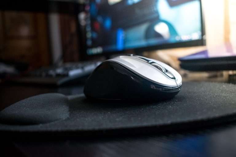 Best Silent Ergonomic Mouse Infographic explaining the benefits of a silent ergonomic mouse for productivity and wrist comfort